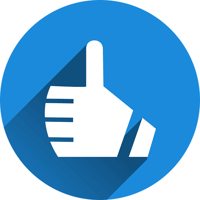 Icono pulgar arriba - Mantenimiento y optimización de páginas webs Icono circular azul con mano blanca en gesto de pulgar hacia arriba y sombra larga, símbolo de confianza y servicio técnico enfocado en Mantenimiento y optimización de páginas webs.